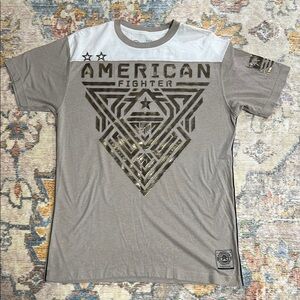 American Fighter Premium Tee Buckle Exclusive – Gray/White Graphic Size L
